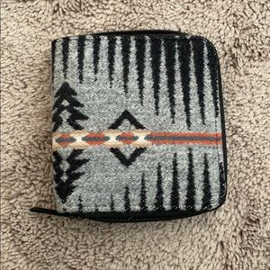 Pendleton zip up bi -fold wallet